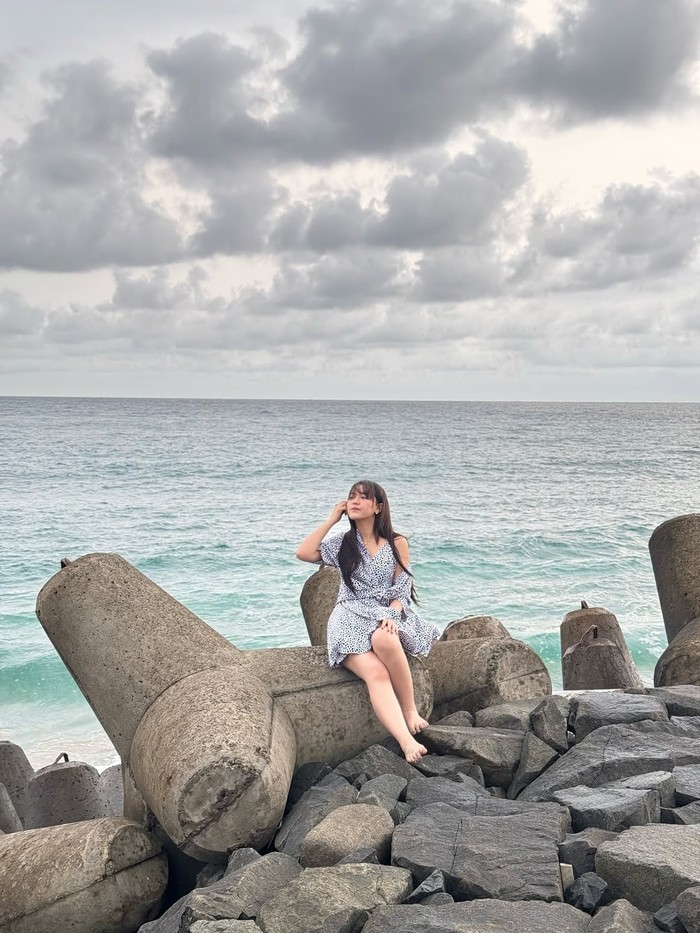 Happy Asmara main di pantai.
