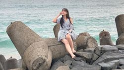 Happy Asmara Tampil Santai, Happy Main di Pantai