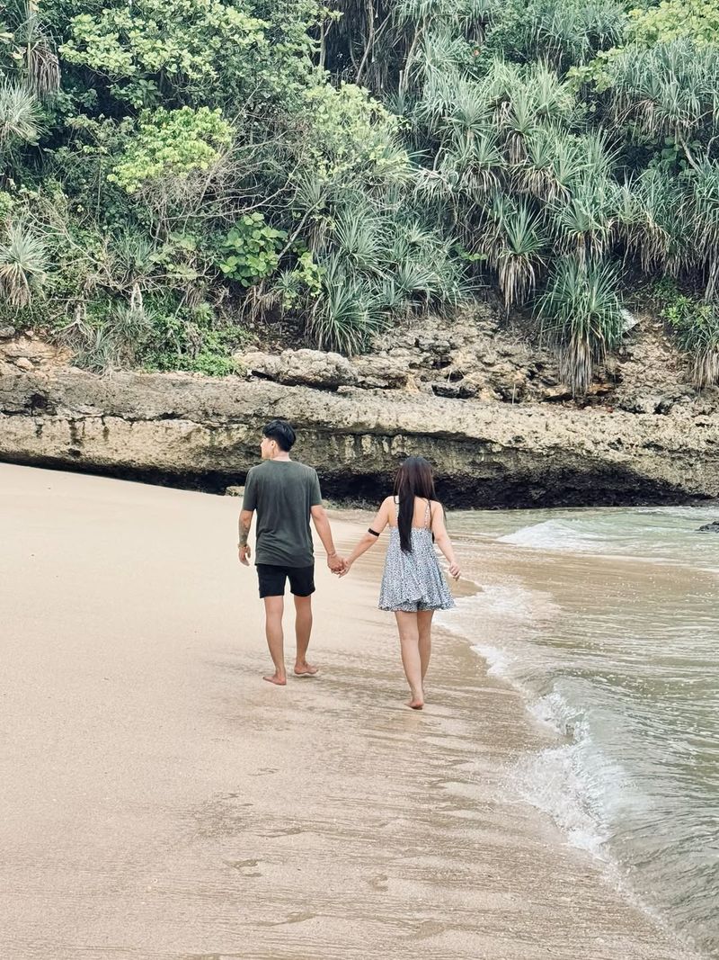 Happy Asmara di Pantai Pudak, Blitar