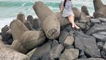 Gaya Liburan si Cantik Happy Asmara Menikmati Indahnya Pantai Blitar