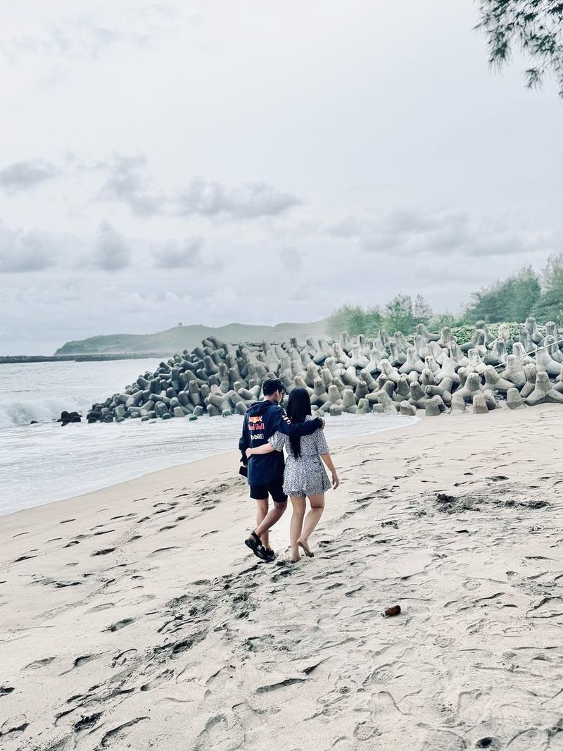 Happy Asmara di Pantai Pudak, Blitar