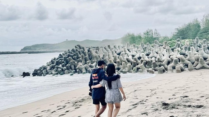 Happy Asmara di Pantai Pudak, Blitar