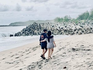 Happy Asmara dan Gilga Sahid Liburan Romantis di Pantai Blitar