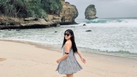 Pantai Pudak dikenal sebagai pantai dengan pasir putih dan ombaknya yang cukup kencang. Meski tak luas, tetapi pantai ini memiliki daya tarik tersendiri.