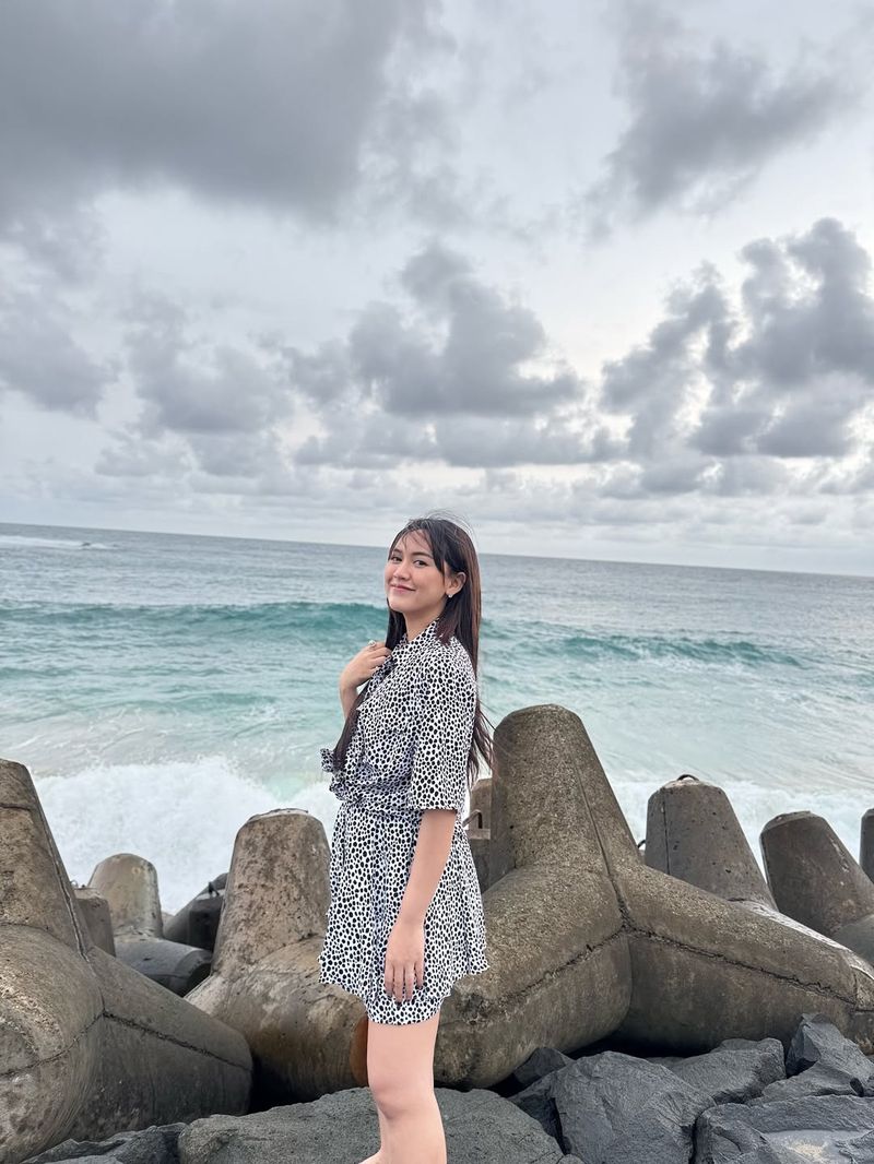 Happy Asmara di Pantai Pudak, Blitar