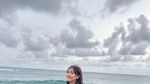Gaya Liburan si Cantik Happy Asmara Menikmati Indahnya Pantai Blitar