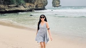 Gaya Liburan si Cantik Happy Asmara Menikmati Indahnya Pantai Blitar