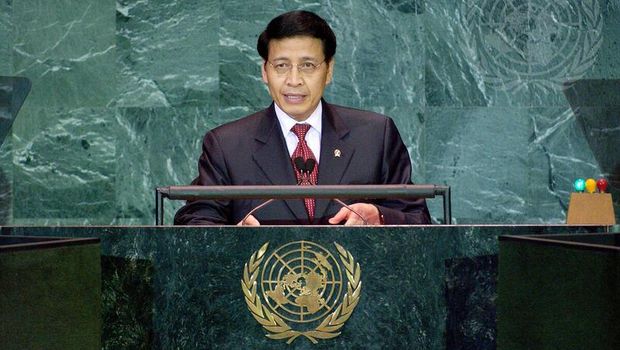 Hassan Wirajuda, Menteri Luar Negeri Indonesia, menyampaikan pidato dalam debat umum Sidang Majelis Umum ke-60 di Markas Besar PBB (19 September 2005)
