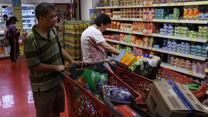 Heboh di Hong Kong! Warga Panic Buying, Indomie Goreng Diborong Residents stock up on supplies at a supermarket to prepare for the approaching Typhoon Ragasa, in Hong Kong, China, September 22, 2025. REUTERS/Tyrone Siu TPX IMAGES OF THE DAY