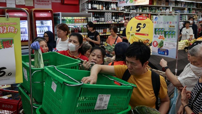 Heboh di Hong Kong! Warga Panic Buying, Indomie Goreng Diborong Residents stock up on supplies at a supermarket to prepare for the approaching Typhoon Ragasa, in Hong Kong, China, September 22, 2025. REUTERS/Tyrone Siu TPX IMAGES OF THE DAY
