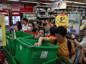 Angin Topan Bikin Warga Hongkong Panic Buying, Indomie Diborong