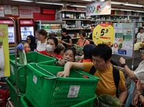 Angin Topan Bikin Warga Hongkong Panic Buying, Indomie Diborong