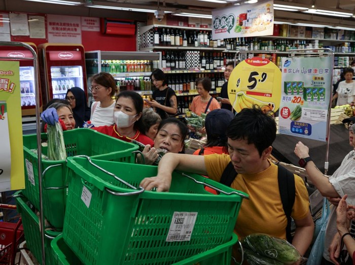 Residents stock up on supplies at a supermarket to prepare for the approaching Typhoon Ragasa, in Hong Kong, China, September 22, 2025. REUTERS/Tyrone Siu TPX IMAGES OF THE DAY