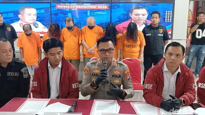 Polisi menangkap pelaku hipnotis yang libatkan 2 WNA asal Tiongkok dan 4 WNI di Batam dan Bintan.
