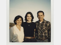 12 Prompt Gemini AI Foto Keluarga di Studio-Polaroid agar Hasilnya Realistis