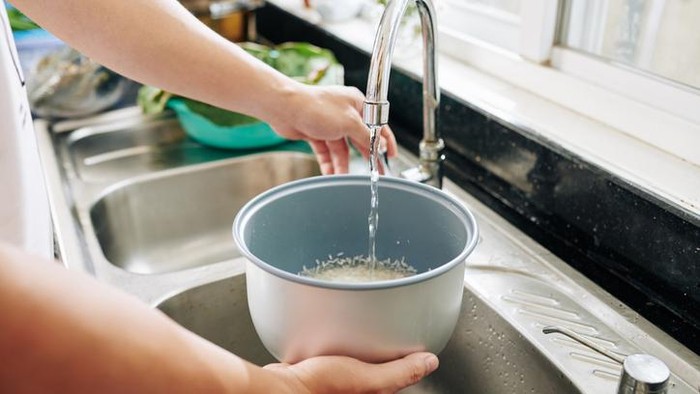 Ilustrasi mencuci beras