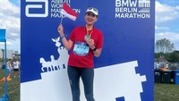 Never in my wildest dreams. Dalam mimpi pun aku gak pernah terbayangkan, bahwa suatu saat, aku akan lari marathon, 42,195 Km. Dulu kalau lihat orang lari marathon, dalam pikiranku hanya satu: gila. Aku kagum, tapi ya gila, ungkap Ira Wibowo dilihat dalam unggahan Instagram pribadinya, Selasa (23/9/2025). Foto: Instagram @irawbw