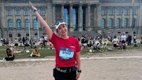 Ira Wibowo akhirnya berhasil mengikuti Berlin Marathon. Model dan aktris berusia 57 tahun itu sempat beberapa kali mencoba ikut undian Berlin Marathon, tapi gagal. Foto: Instagram @irawbw