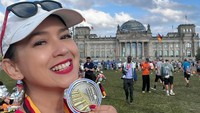 Namun, Ira Wibowo galau karena persiapannya hanya 4 bulan. Hasilnya, sekarang Ira bisa pamer medali Berlin Marathon. Foto: Instagram @irawbw