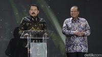 Burhanuddin mempersembahkan penghargaan ini untuk para insan Adhyaksa. Dia mengucapkan terima kasih kepada insan Adhyaksa yang telah menjaga marwah Kejaksaan Agung.