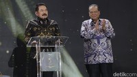 Burhanuddin mendapat penghargaan khusus tokoh Progresif dalam Penegakan Hukum.