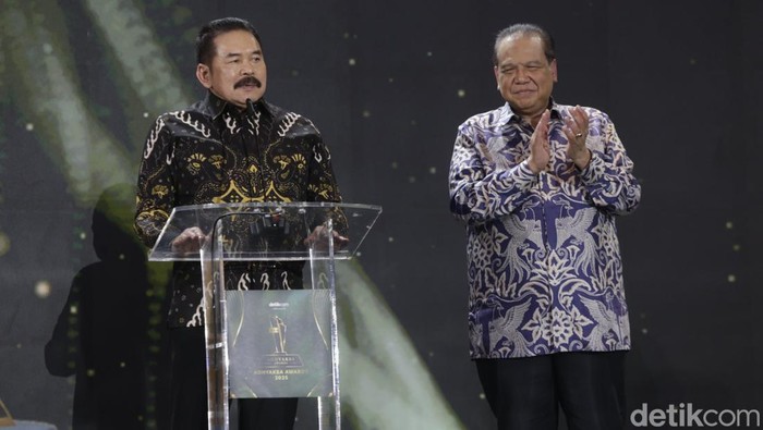 Transmedia memberi penghargaan khusus kepada Jaksa Agung ST Burhanuddin di malam puncak Adhyaksa Awards 2025. Burhanuddin mendapat penghargaan khusus tokoh 'Progresif dalam Penegakan Hukum'.
Penghargaan diberikan langsung oleh Chairman CT Corp Chairul Tanjung didampingi Pemimpin Redaksi detikcom Alfito Deannova Gintings dalam malam puncak Adhyaksa Awards 2025 di The Westin, Jakarta Selatan, Selasa (23/9/2025). Burhanuddin mengaku terkejut dengan penghargaan yang diberikan Transmedia.