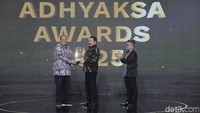 Penghargaan diberikan langsung oleh Chairman CT Corp Chairul Tanjung didampingi Pemimpin Redaksi detikcom Alfito Deannova Gintings dalam malam puncak Adhyaksa Awards 2025 di The Westin, Jakarta Selatan, Selasa (23/9/2025).