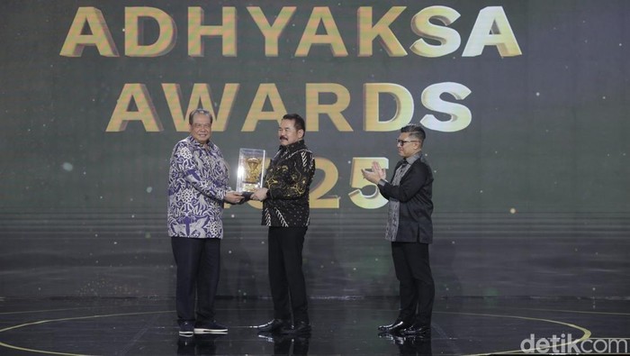 Transmedia memberi penghargaan khusus kepada Jaksa Agung ST Burhanuddin di malam puncak Adhyaksa Awards 2025. Burhanuddin mendapat penghargaan khusus tokoh 'Progresif dalam Penegakan Hukum'.
Penghargaan diberikan langsung oleh Chairman CT Corp Chairul Tanjung didampingi Pemimpin Redaksi detikcom Alfito Deannova Gintings dalam malam puncak Adhyaksa Awards 2025 di The Westin, Jakarta Selatan, Selasa (23/9/2025). Burhanuddin mengaku terkejut dengan penghargaan yang diberikan Transmedia.