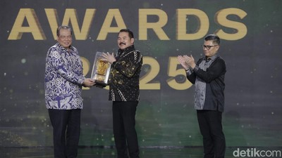 Jaksa Agung Terima Penghargaan Tokoh Progresif Penegakan Hukum dari Transmedia