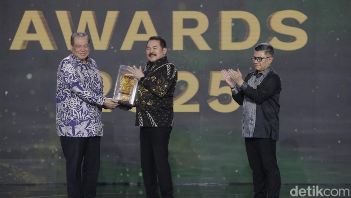 Jaksa Agung Terima Penghargaan Tokoh Progresif Penegakan Hukum dari Transmedia Transmedia memberi penghargaan khusus kepada Jaksa Agung ST Burhanuddin di malam puncak Adhyaksa Awards 2025. Burhanuddin mendapat penghargaan khusus tokoh 'Progresif dalam Penegakan Hukum'.
Penghargaan diberikan langsung oleh Chairman CT Corp Chairul Tanjung didampingi Pemimpin Redaksi detikcom Alfito Deannova Gintings dalam malam puncak Adhyaksa Awards 2025 di The Westin, Jakarta Selatan, Selasa (23/9/2025). Burhanuddin mengaku terkejut dengan penghargaan yang diberikan Transmedia.
