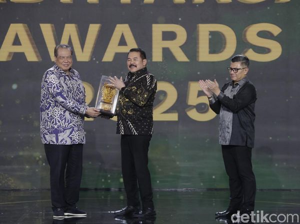 Jaksa Agung Terima Penghargaan Tokoh Progresif Penegakan Hukum dari Transmedia