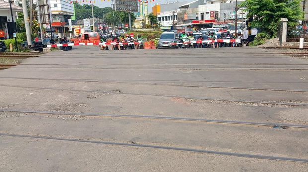 Jalur pada perlintasan sebidang kereta api JPL 78 Jalan Perjuangan, Bekasi akan diperbaiki. Akses Jalan Juanda menuju Jalan Perjuangan akan ditutup. (dok KAI)