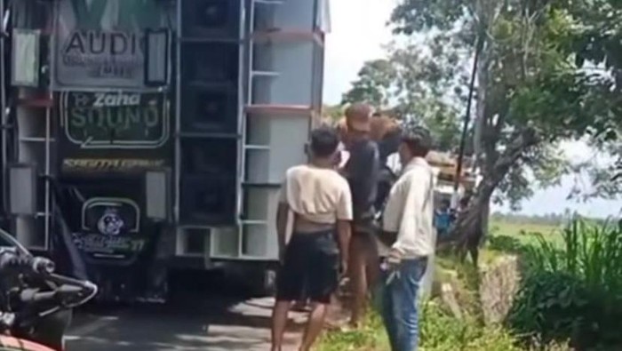 Jembatan di Jember dibongkar demi truk muat sound horeg bisa lewat