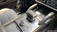 Aesthetic center console, membuat mobil ini tampilannya seperti pesawat. Foto: Ridwan Arifin