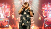 Judika tak menampik orang tuanya marah karena kelakuannya menyemir sepatu. (Foto: dok Instagram dad.duaanakdeo)
