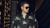 Judika menyemir sepatu karena ingin membeli sepeda dari uang pribadi. Jadi waktu di Berastagi di kampung aku itu salah satu kota yang kota turislah. Terus waktu itu lagi musim sepeda, aku pengin punya sepeda, tapi aku gak pengin minta uang sama papa. Papa kan anaknya 7. Jadi aku pengin beli sepeda pakai uang aku sendiri, ujarnya dalam acara OTW yang dilihat di YouTube Trans7 Official, Selasa (23/9/2025). (Foto: dok Instagram dad.duaanakdeo)