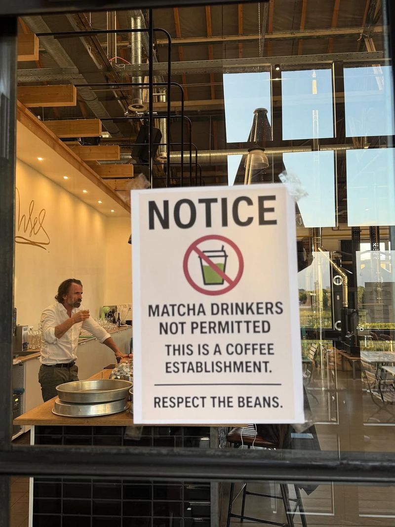 Kafe larang peminum matcha masuk.