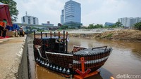 Warga Jakarta diharapkan bisa datang untuk menikmati suguhan seni, kreativitas, sekaligus mendukung gerakan peduli lingkungan yang ditampilkan melalui perahu-perahu daur ulang tersebut.
