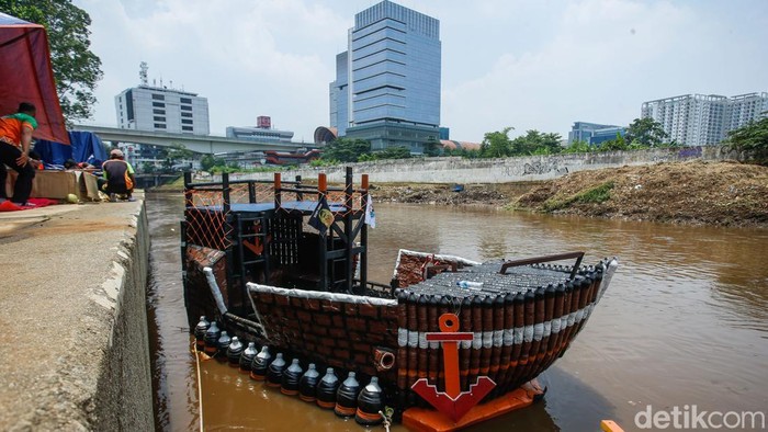 Jakarta bersiap menyambut Festival Perahu Cilung 2025 yang akan digelar di Kali Ciliwung, kawasan Cawang, pada Minggu (28/9/2025). Festival unik ini akan menampilkan puluhan kapal kreatif yang dibuat dari sampah plastik bekas.