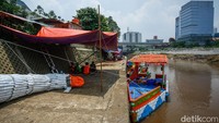 Sejumlah kapal telah diparkir di tepi kali, sementara beberapa lainnya masih dalam tahap penyelesaian agar tampil lebih cantik saat festival berlangsung.