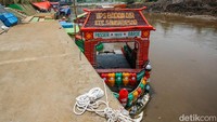 Sampah plastik yang biasanya mengapung di aliran Ciliwung berhasil diolah menjadi perahu dengan berbagai bentuk menarik, termasuk kapal berbentuk kereta yang sudah diturunkan ke bantaran kali.