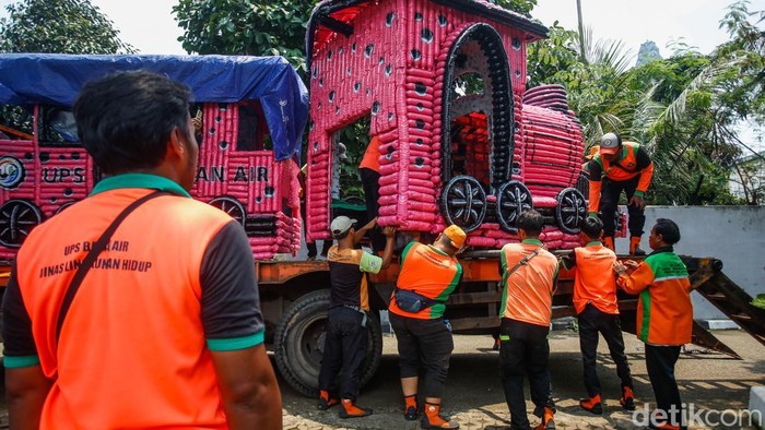 Jakarta bersiap menyambut Festival Perahu Cilung 2025 yang akan digelar di Kali Ciliwung, kawasan Cawang, pada Minggu (28/9/2025). Festival unik ini akan menampilkan puluhan kapal kreatif yang dibuat dari sampah plastik bekas.