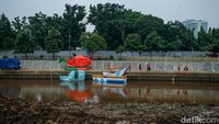 Kreativitas ini tak hanya menghibur masyarakat, tapi juga menyampaikan pesan kuat tentang pentingnya daur ulang dan kepedulian lingkungan.