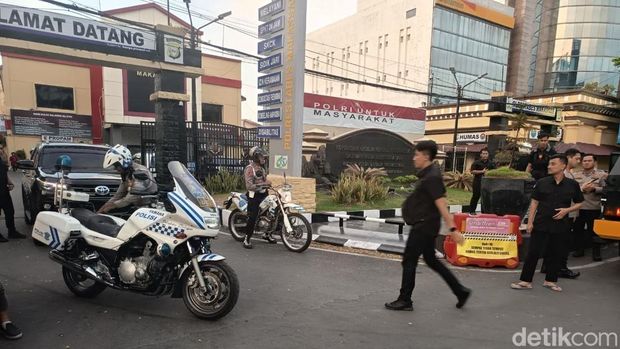Kapolrestabes Makassar Kombes Arya Perdana berangkat ke lokasi bentrokan di Kandea 3.