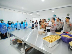 Kapolri Tinjau SPPG Polres Semarang, Bagikan Bansos untuk Masyarakat