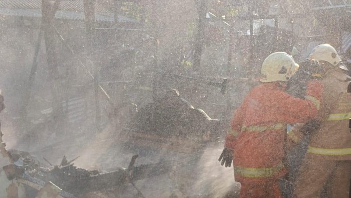 Rumah semi permanen di Jeur Wonosari, Wonocolo, Surabaya ludes dilahap api gegara elpiji bocor