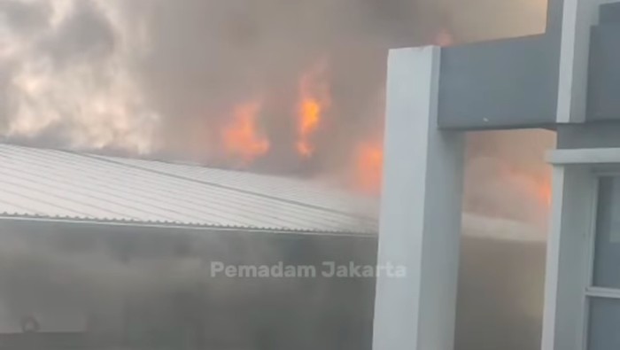 Kebakaran gudang karpet berlokasi di Tanjung Priok, Jakarta Utara (Jakut) telah dipadamkam. Kebakaran diduga dipicu korsleting listrik. (dok Damkar Jakut)