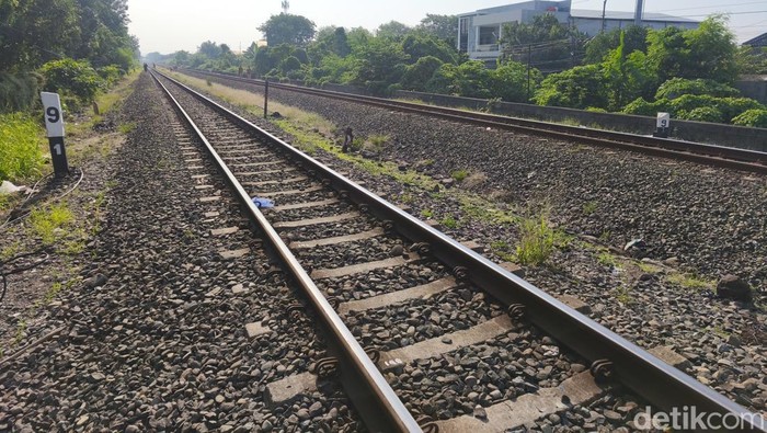 Lokasi penemuan jenazah pria tanpa identitas tertemper kereta api di Semarang, Selasa (23/9/2025).
