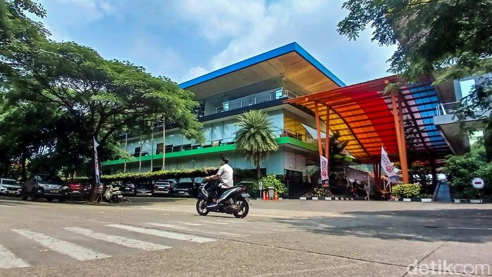 Lion Group mengembangkan sayap ke bidang pendidikan lewat Politeknik Kirana. Politeknik Kirana akan menelurkan SDM yang unggul untuk bidang penerbangan.