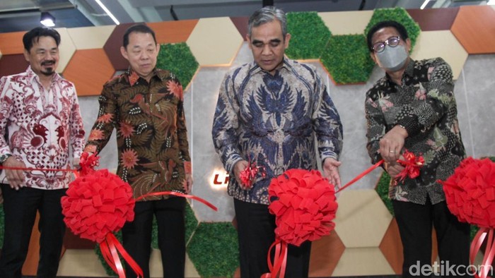 Lion Group mengembangkan sayap ke bidang pendidikan lewat Politeknik Kirana. Politeknik Kirana akan menelurkan SDM yang unggul untuk bidang penerbangan.